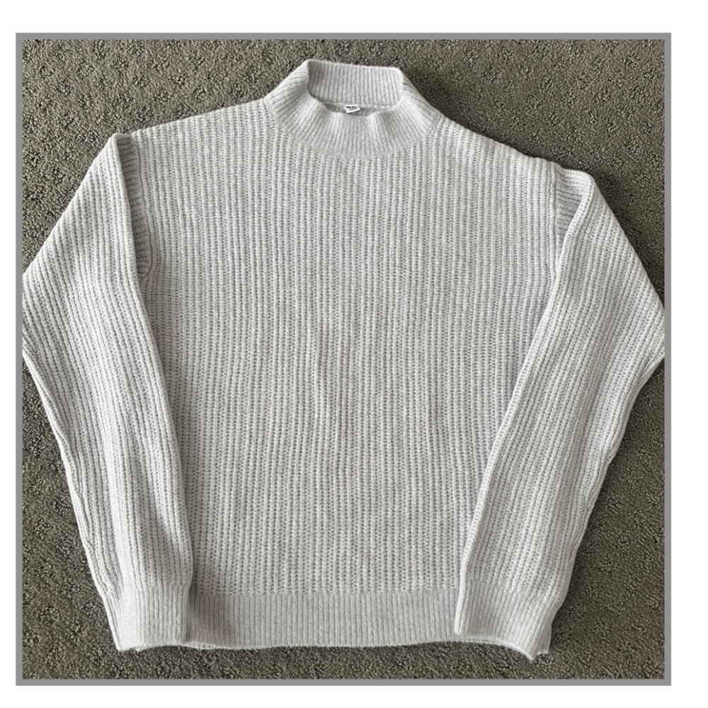 UNIQLO NWOT mock neck top sweater size Small drop shoulder pale gray color!